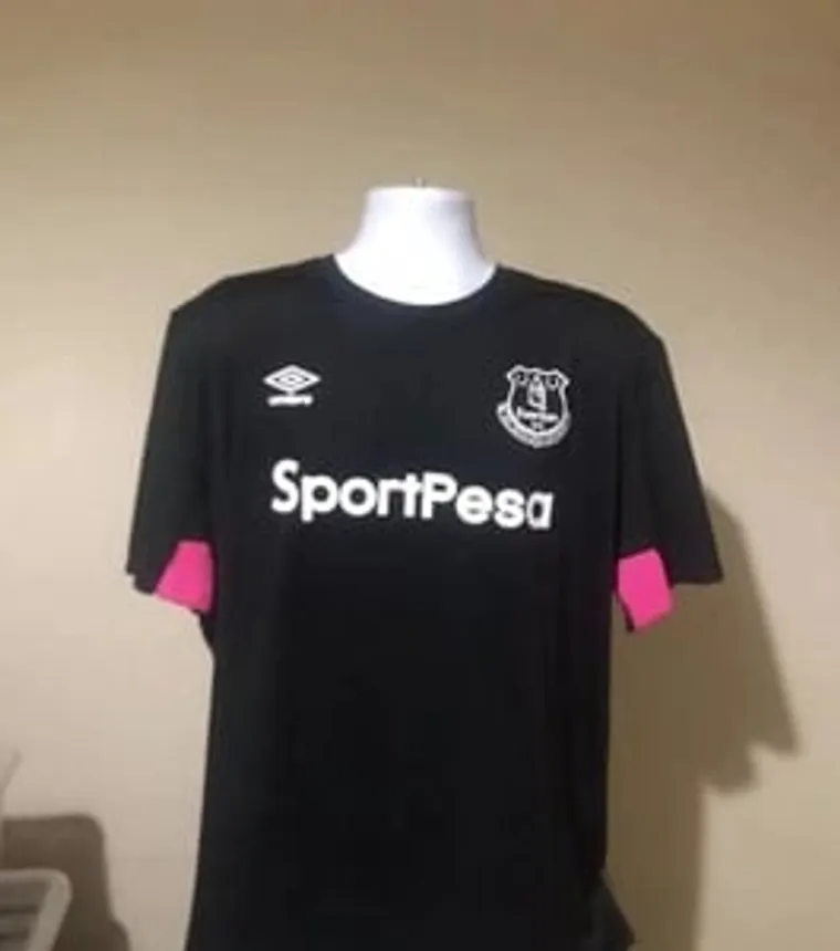 Black Everton football shirt with pink sleeve trim on a mannequin